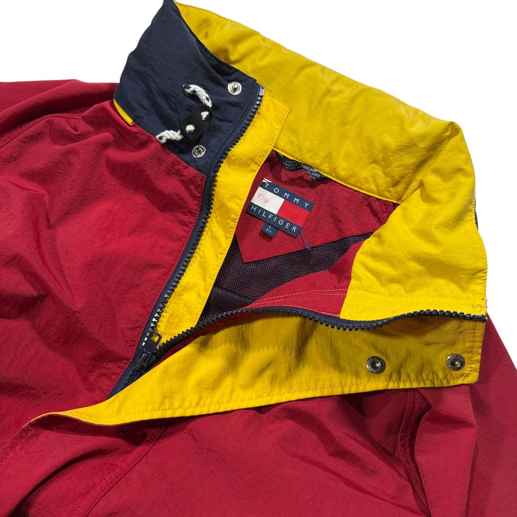 【USED】90s TOMMY HILFIGER Sailing Gear Hooded Nylon Jacket Red x Yellow x Navy L / トミーヒルフィガー セーリングギア フード付き ナイロンジャケット セーリングジャケット 襟裏ロゴ刺繍 90年代 ヴィンテージ 古着 USED