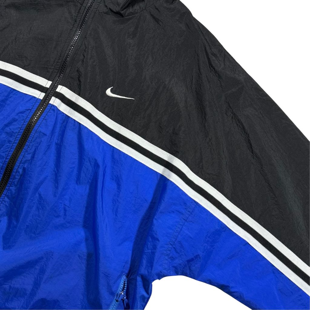 【USED】90s NIKE Nylon Full-Zip Jacket Black x Blue L / ナイキ ナイロンジャケット フルジップ 切替 バックロゴ 刺繍 黒 青
