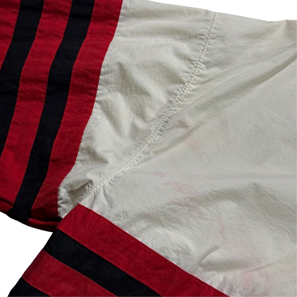【USED】90s adidas NEBRASKA HUSKERS V-Neck Nylon Pullover Jacket Off White x Red x Black L / アディダス ネブラスカ ハスカーズ Vネック ナイロン プルオーバー ジャケット ウィンドブレーカー 刺繍 オフホワイト 赤 黒