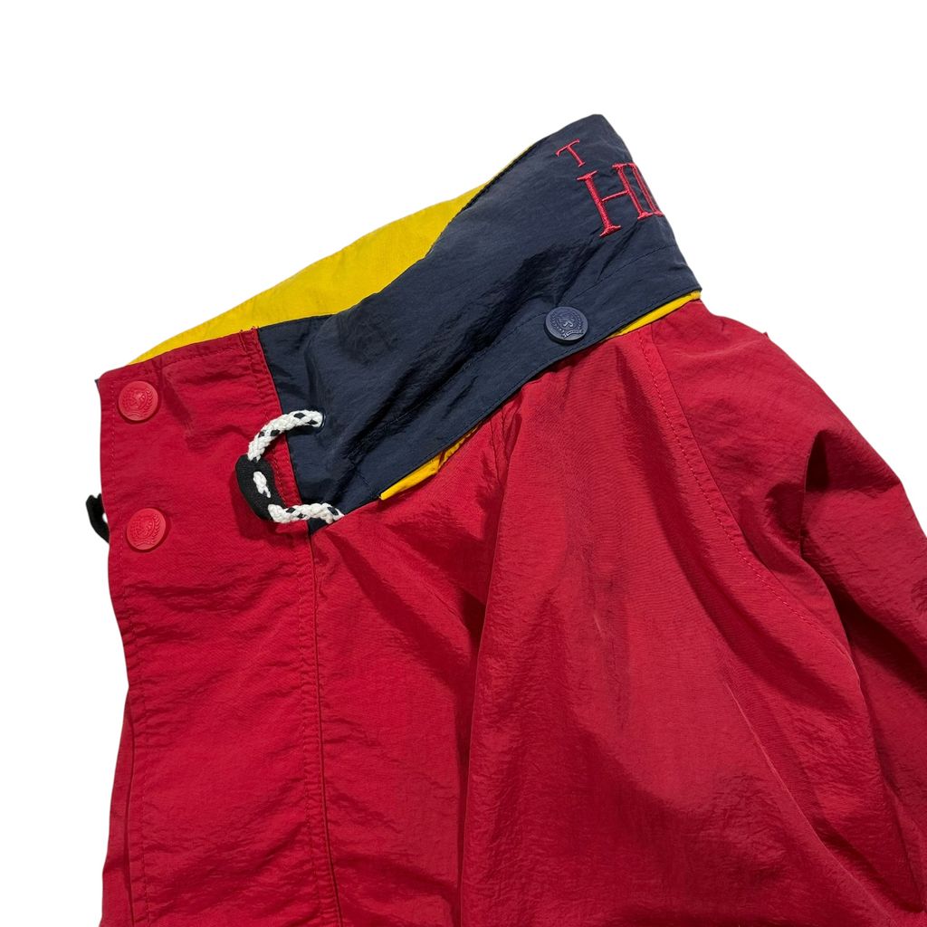 【USED】90s TOMMY HILFIGER Sailing Gear Hooded Nylon Jacket Red x Yellow x Navy L / トミーヒルフィガー セーリングギア フード付き ナイロンジャケット セーリングジャケット 襟裏ロゴ刺繍 90年代 ヴィンテージ 古着 USED
