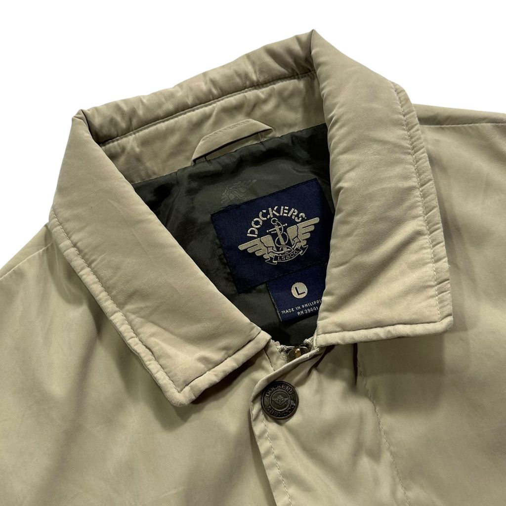 【USED】90s DOCKERS Swing Top Jacket Beige L / ドッカーズ スウィングトップ ドリズラージャケット 襟チンストラップ ベージュ L 90年代 ヴィンテージ 古着