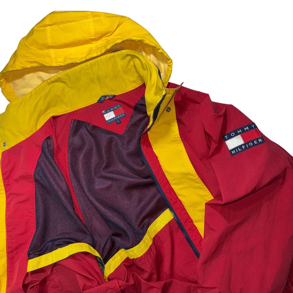 【USED】90s TOMMY HILFIGER Sailing Gear Hooded Nylon Jacket Red x Yellow x Navy L / トミーヒルフィガー セーリングギア フード付き ナイロンジャケット セーリングジャケット 襟裏ロゴ刺繍 90年代 ヴィンテージ 古着 USED
