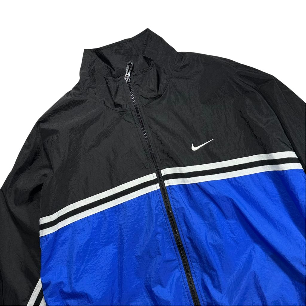 【USED】90s NIKE Nylon Full-Zip Jacket Black x Blue L / ナイキ ナイロンジャケット フルジップ 切替 バックロゴ 刺繍 黒 青