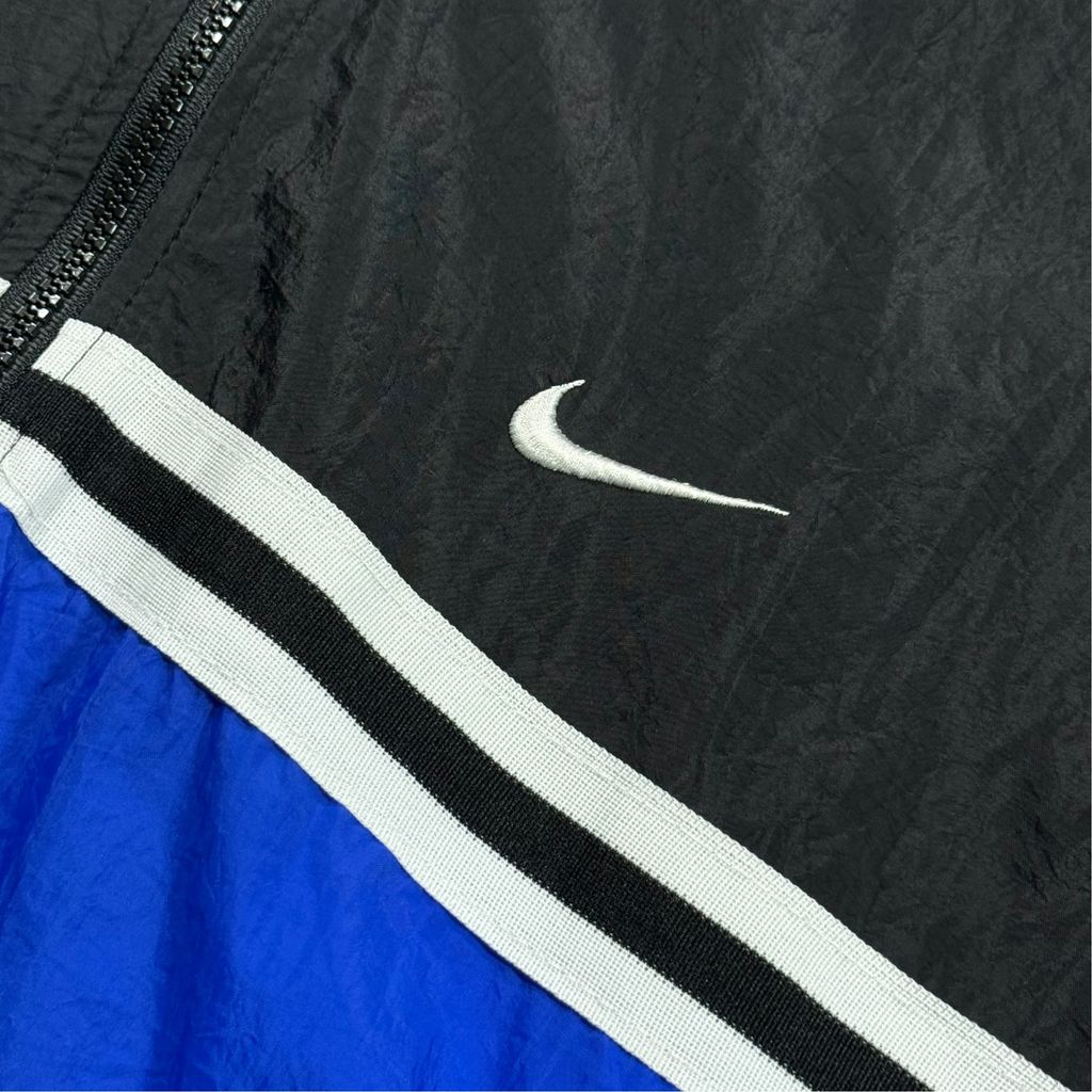 【USED】90s NIKE Nylon Full-Zip Jacket Black x Blue L / ナイキ ナイロンジャケット フルジップ 切替 バックロゴ 刺繍 黒 青