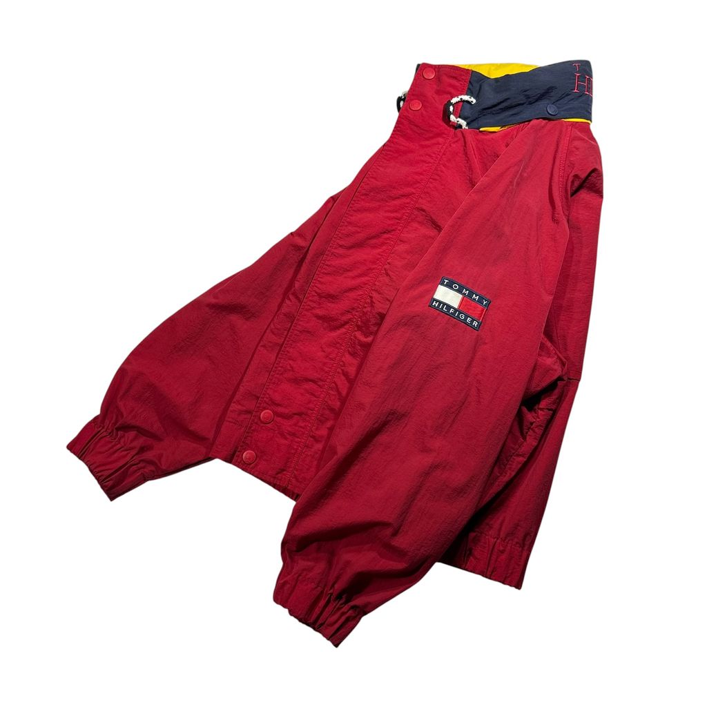 【USED】90s TOMMY HILFIGER Sailing Gear Hooded Nylon Jacket Red x Yellow x Navy L / トミーヒルフィガー セーリングギア フード付き ナイロンジャケット セーリングジャケット 襟裏ロゴ刺繍 90年代 ヴィンテージ 古着 USED