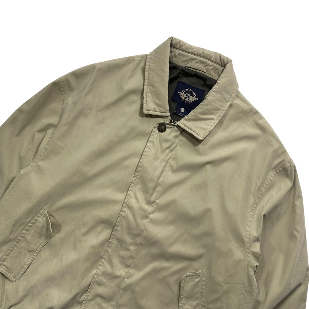 【USED】90s DOCKERS Swing Top Jacket Beige L / ドッカーズ スウィングトップ ドリズラージャケット 襟チンストラップ ベージュ L 90年代 ヴィンテージ 古着