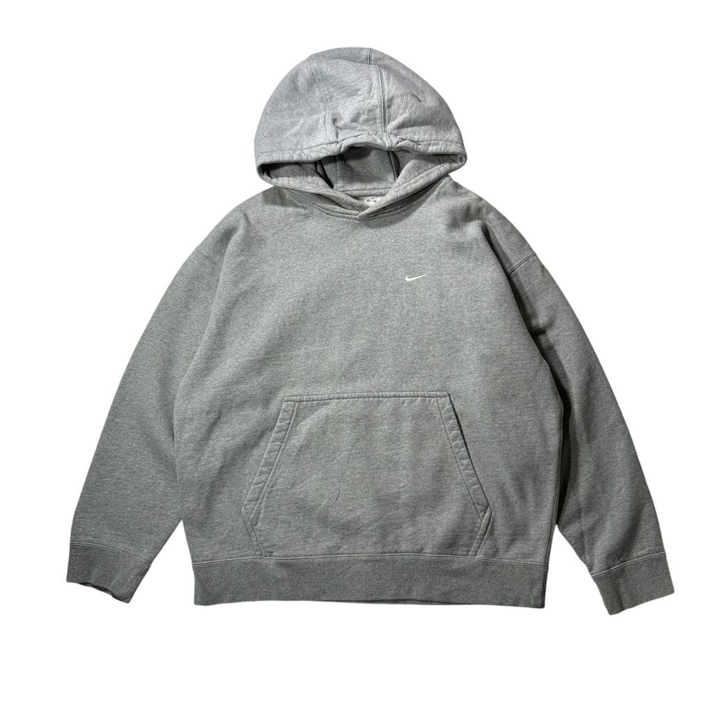 【USED】NIKE Swoosh Sweat Hoodie Grey / ナイキ ワンポイント スウッシュ 刺繍 スウェット パーカー プルオーバー グレー 灰 フーディー メンズ ユニセックス 古着