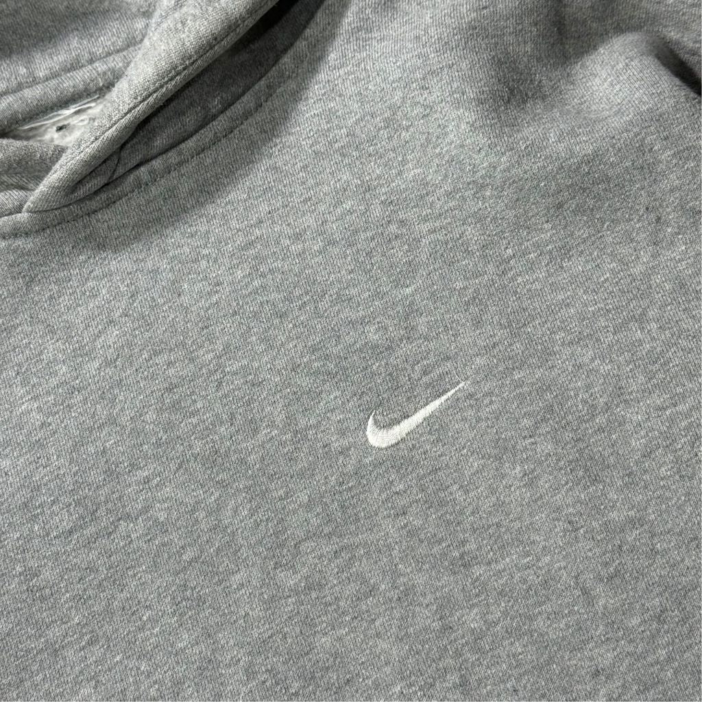 【USED】NIKE Swoosh Sweat Hoodie Grey / ナイキ ワンポイント スウッシュ 刺繍 スウェット パーカー プルオーバー グレー 灰 フーディー メンズ ユニセックス 古着