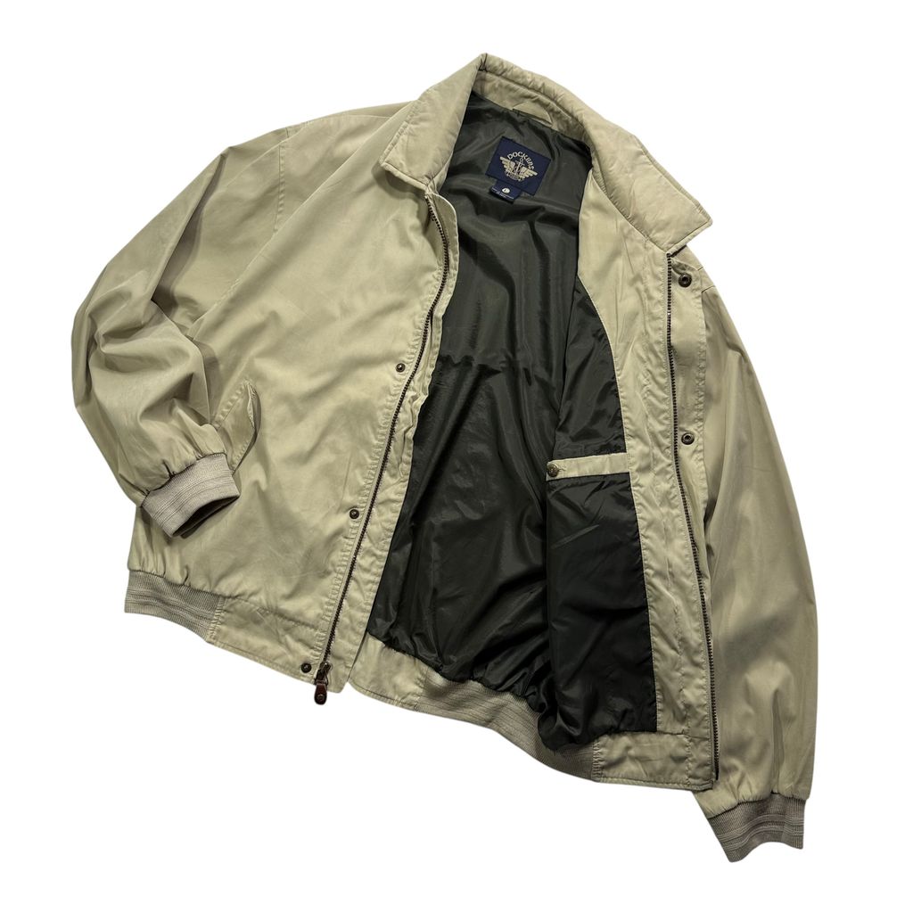 【USED】90s DOCKERS Swing Top Jacket Beige L / ドッカーズ スウィングトップ ドリズラージャケット 襟チンストラップ ベージュ L 90年代 ヴィンテージ 古着