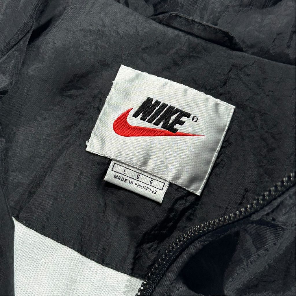 【USED】90s NIKE Nylon Full-Zip Jacket Black x Blue L / ナイキ ナイロンジャケット フルジップ 切替 バックロゴ 刺繍 黒 青