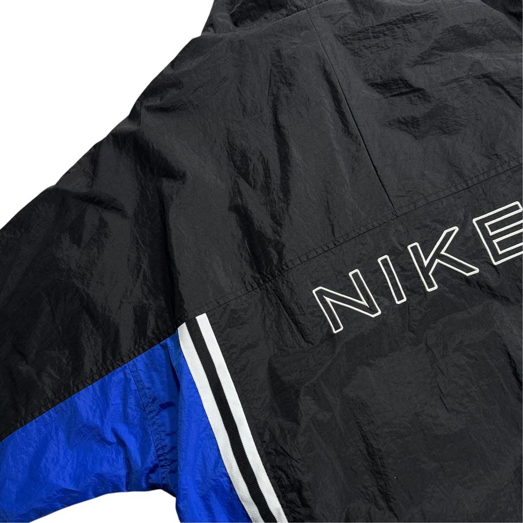 【USED】90s NIKE Nylon Full-Zip Jacket Black x Blue L / ナイキ ナイロンジャケット フルジップ 切替 バックロゴ 刺繍 黒 青