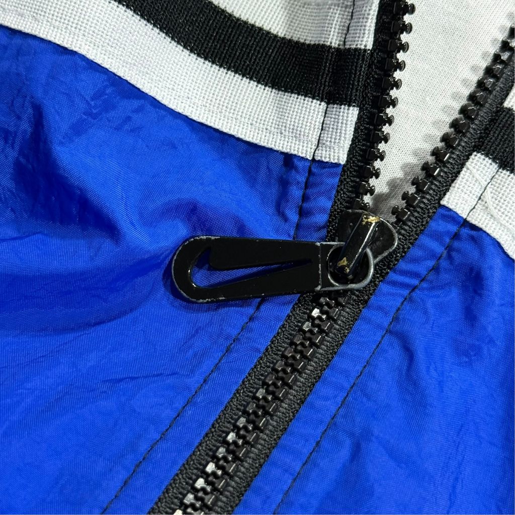 【USED】90s NIKE Nylon Full-Zip Jacket Black x Blue L / ナイキ ナイロンジャケット フルジップ 切替 バックロゴ 刺繍 黒 青