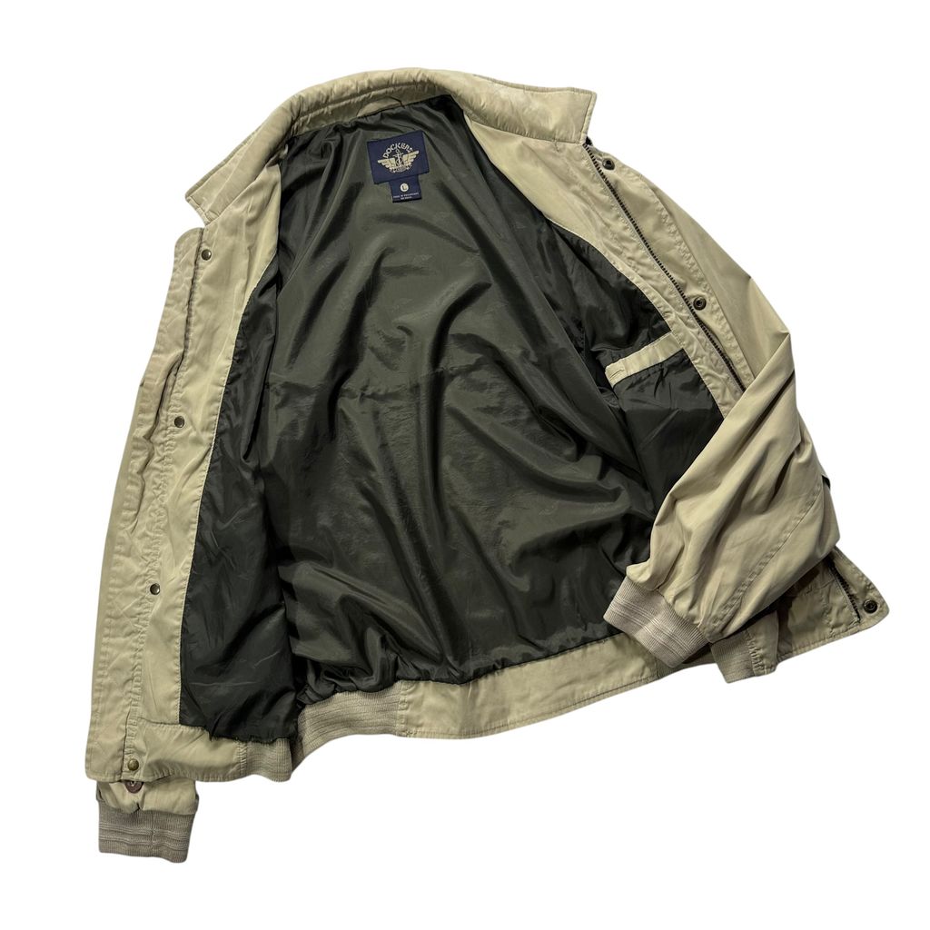 【USED】90s DOCKERS Swing Top Jacket Beige L / ドッカーズ スウィングトップ ドリズラージャケット 襟チンストラップ ベージュ L 90年代 ヴィンテージ 古着