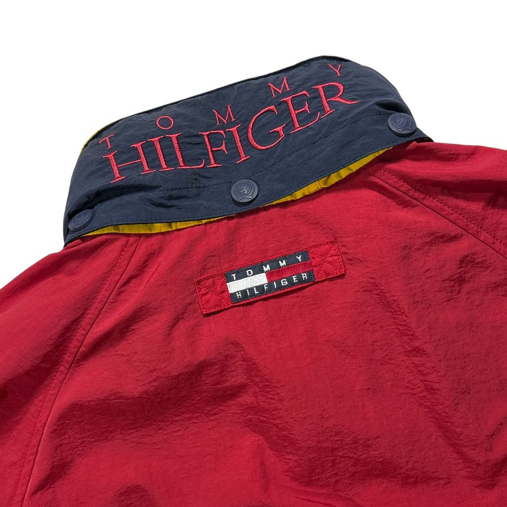 【USED】90s TOMMY HILFIGER Sailing Gear Hooded Nylon Jacket Red x Yellow x Navy L / トミーヒルフィガー セーリングギア フード付き ナイロンジャケット セーリングジャケット 襟裏ロゴ刺繍 90年代 ヴィンテージ 古着 USED