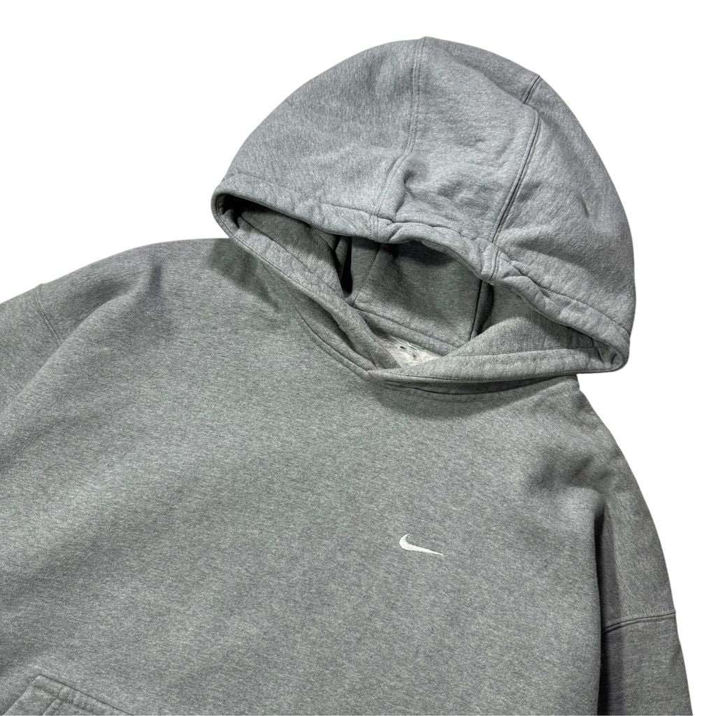 【USED】NIKE Swoosh Sweat Hoodie Grey / ナイキ ワンポイント スウッシュ 刺繍 スウェット パーカー プルオーバー グレー 灰 フーディー メンズ ユニセックス 古着