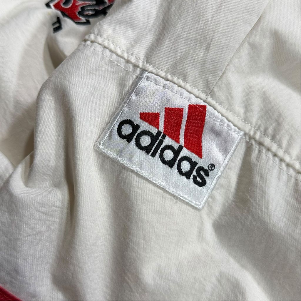 【USED】90s adidas NEBRASKA HUSKERS V-Neck Nylon Pullover Jacket Off White x Red x Black L / アディダス ネブラスカ ハスカーズ Vネック ナイロン プルオーバー ジャケット ウィンドブレーカー 刺繍 オフホワイト 赤 黒