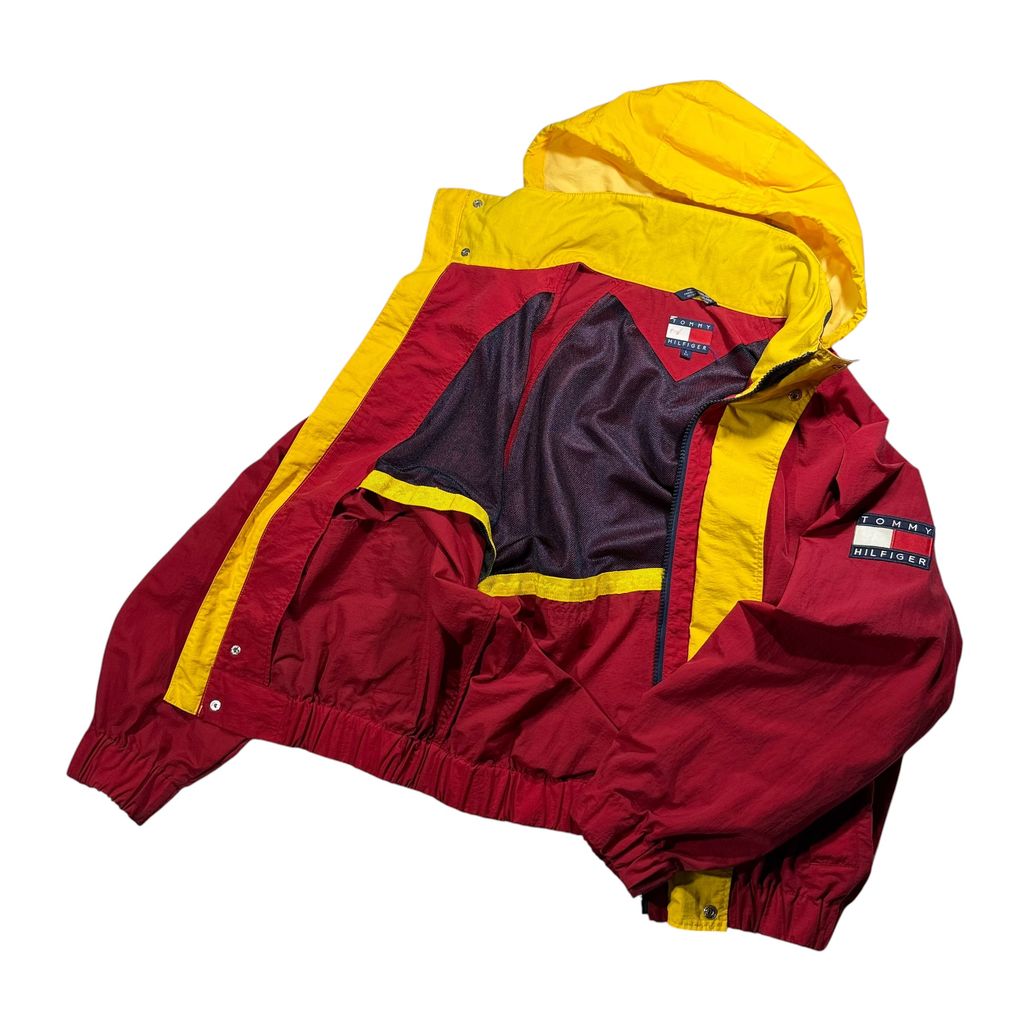 【USED】90s TOMMY HILFIGER Sailing Gear Hooded Nylon Jacket Red x Yellow x Navy L / トミーヒルフィガー セーリングギア フード付き ナイロンジャケット セーリングジャケット 襟裏ロゴ刺繍 90年代 ヴィンテージ 古着 USED
