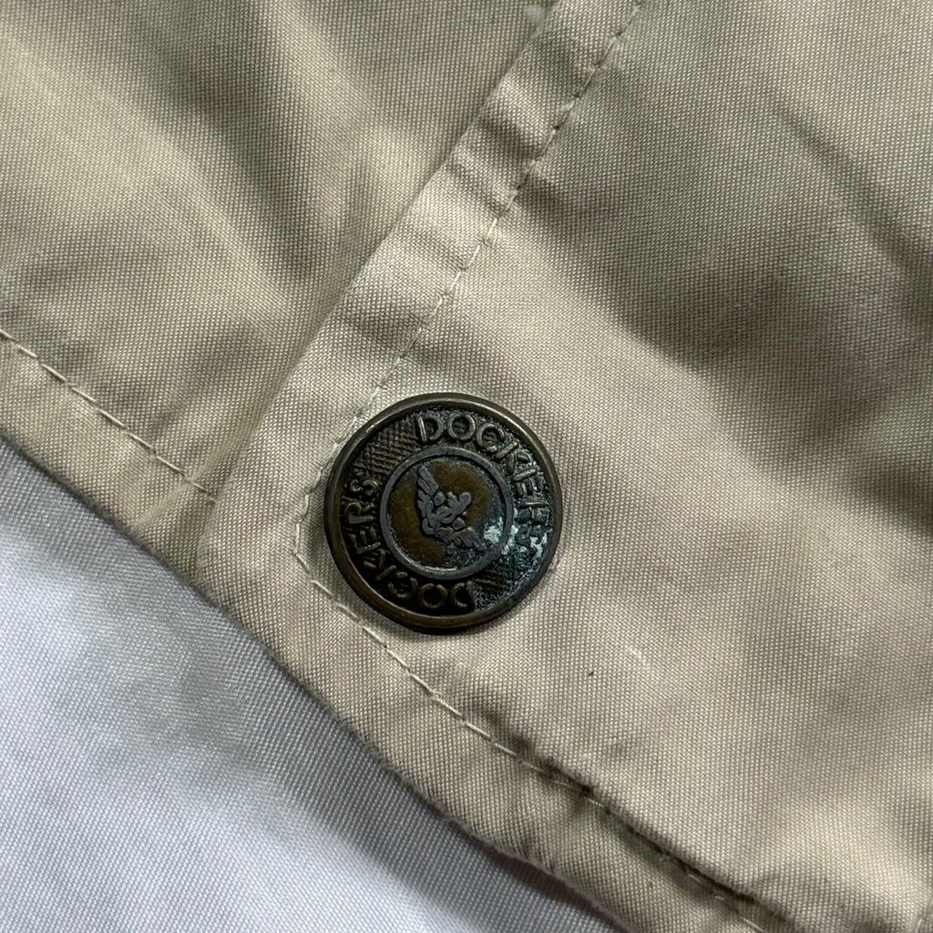 【USED】90s DOCKERS Swing Top Jacket Beige L / ドッカーズ スウィングトップ ドリズラージャケット 襟チンストラップ ベージュ L 90年代 ヴィンテージ 古着