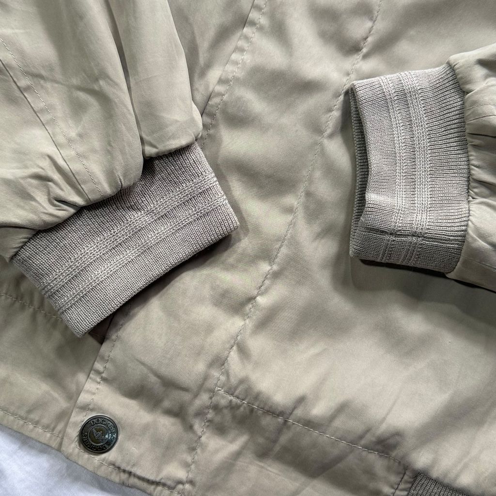 【USED】90s DOCKERS Swing Top Jacket Beige L / ドッカーズ スウィングトップ ドリズラージャケット 襟チンストラップ ベージュ L 90年代 ヴィンテージ 古着