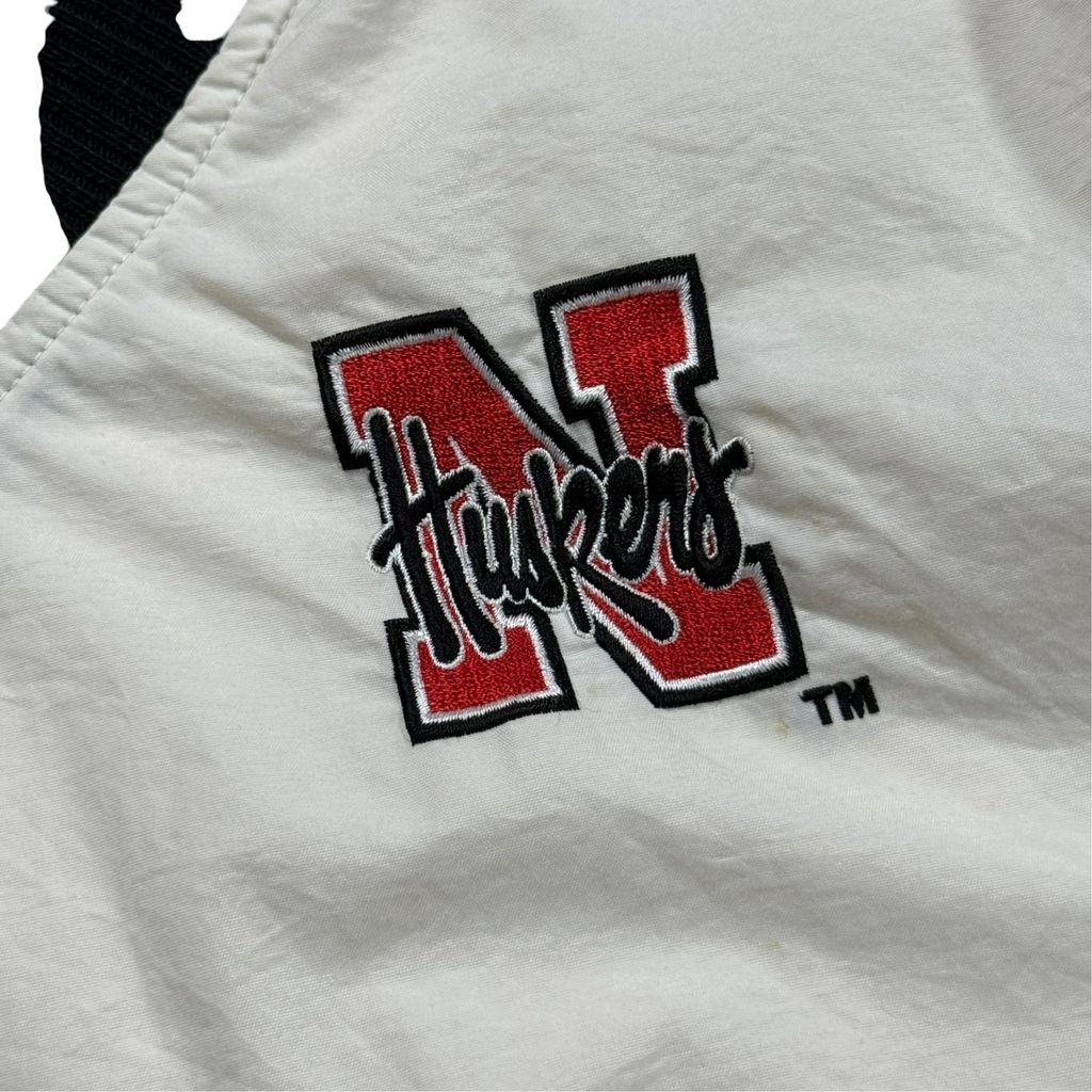 【USED】90s adidas NEBRASKA HUSKERS V-Neck Nylon Pullover Jacket Off White x Red x Black L / アディダス ネブラスカ ハスカーズ Vネック ナイロン プルオーバー ジャケット ウィンドブレーカー 刺繍 オフホワイト 赤 黒