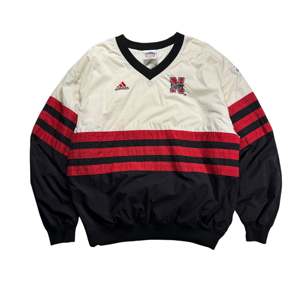 【USED】90s adidas NEBRASKA HUSKERS V-Neck Nylon Pullover Jacket Off White x Red x Black L / アディダス ネブラスカ ハスカーズ Vネック ナイロン プルオーバー ジャケット ウィンドブレーカー 刺繍 オフホワイト 赤 黒