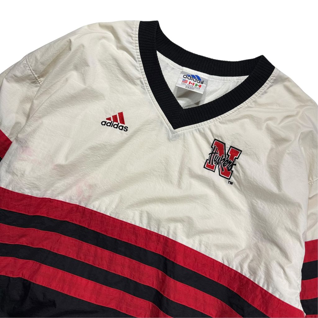 【USED】90s adidas NEBRASKA HUSKERS V-Neck Nylon Pullover Jacket Off White x Red x Black L / アディダス ネブラスカ ハスカーズ Vネック ナイロン プルオーバー ジャケット ウィンドブレーカー 刺繍 オフホワイト 赤 黒