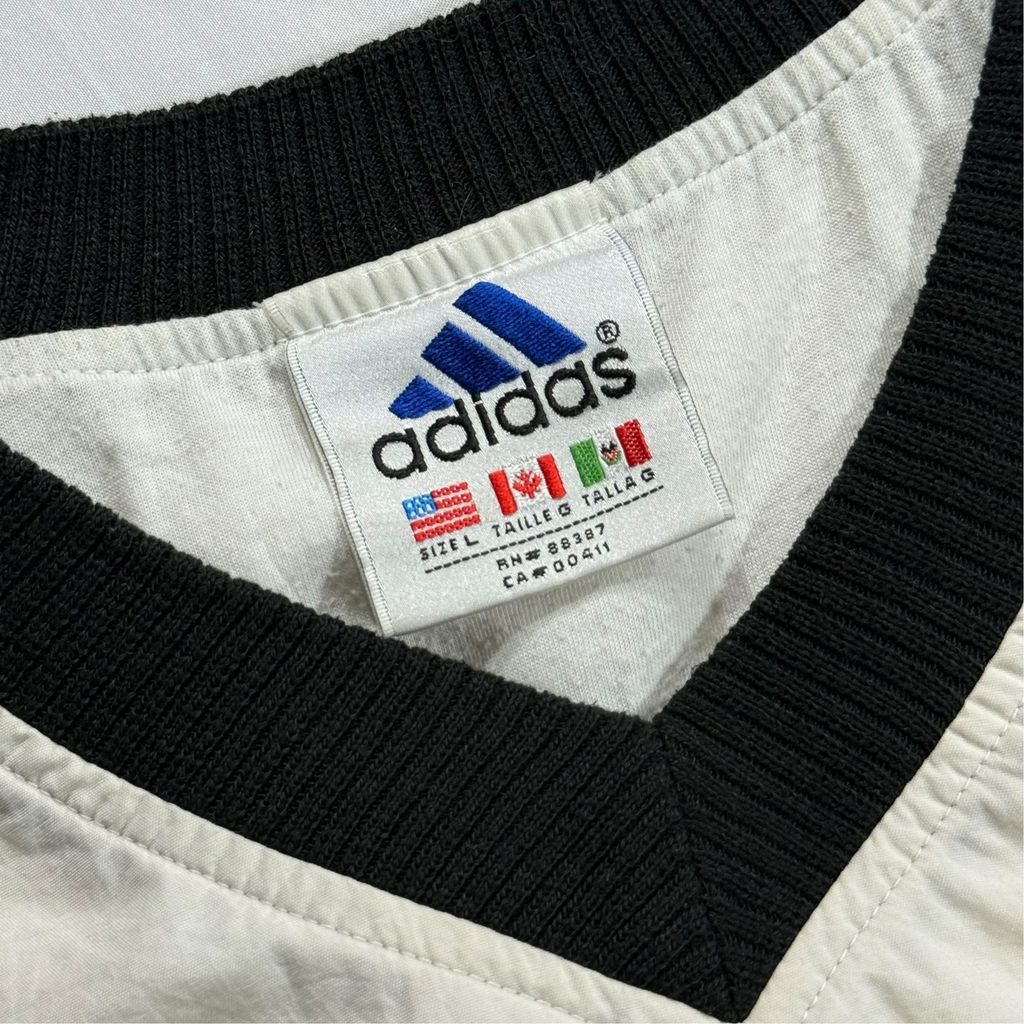 【USED】90s adidas NEBRASKA HUSKERS V-Neck Nylon Pullover Jacket Off White x Red x Black L / アディダス ネブラスカ ハスカーズ Vネック ナイロン プルオーバー ジャケット ウィンドブレーカー 刺繍 オフホワイト 赤 黒
